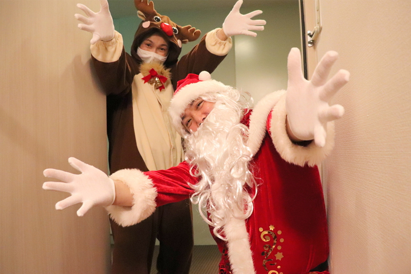 サンタクロースがお部屋にXmasケーキ&ドリンクをお届け♪